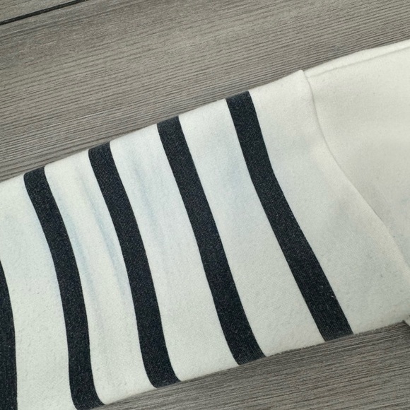 Tuckernuck Pomander Place Striped
Evie Swing Sweatshirt - One Size - Picture 15 of 15